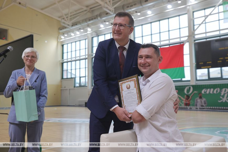 Председатель Новогрудского райисполкома Сергей Чарковский и паралимпиец Алексей Талай Председатель Новогрудского райисполкома Сергей Чарковский и паралимпиец Алексей Талай