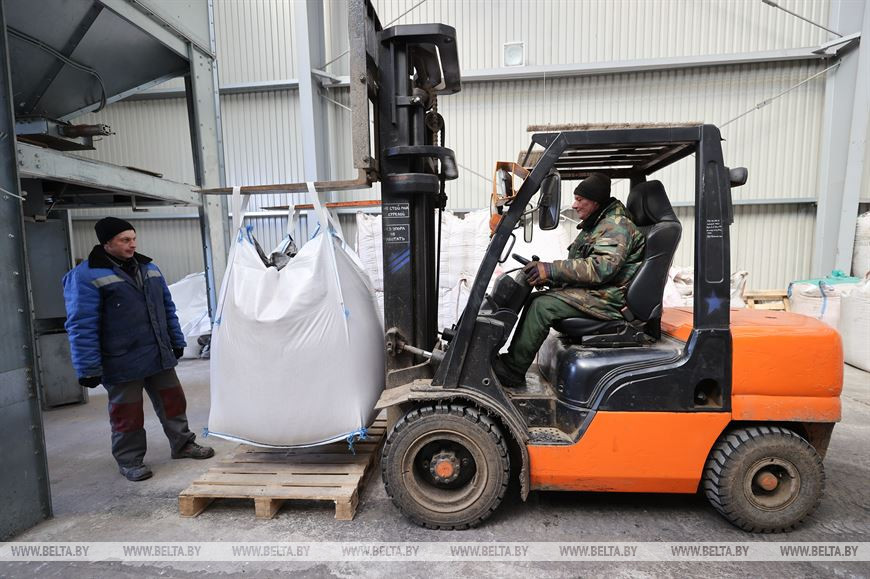 Подготовка семян ячменя к севу на зерносушильном комплексе "Озерцо"