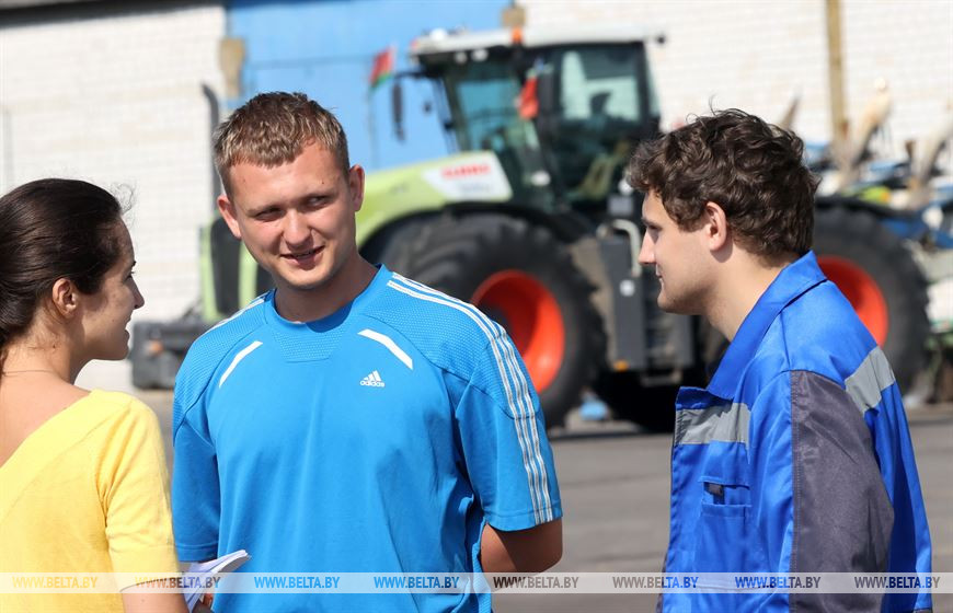 Молодые специалисты Артем Асипенко и Евгений Нерусов