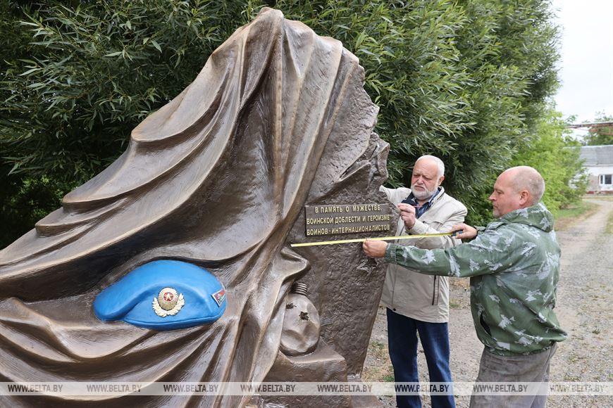 Иван Казак и отливщик формы Игорь Шостак