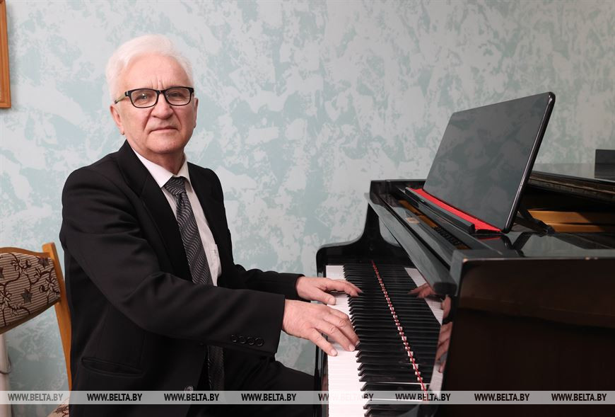 Руководитель образцового любительского хорового коллектива "Каменная горка" Владимир Клундук