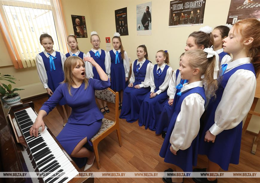 Руководитель хора младших классов Наталья Бароева во время занятий