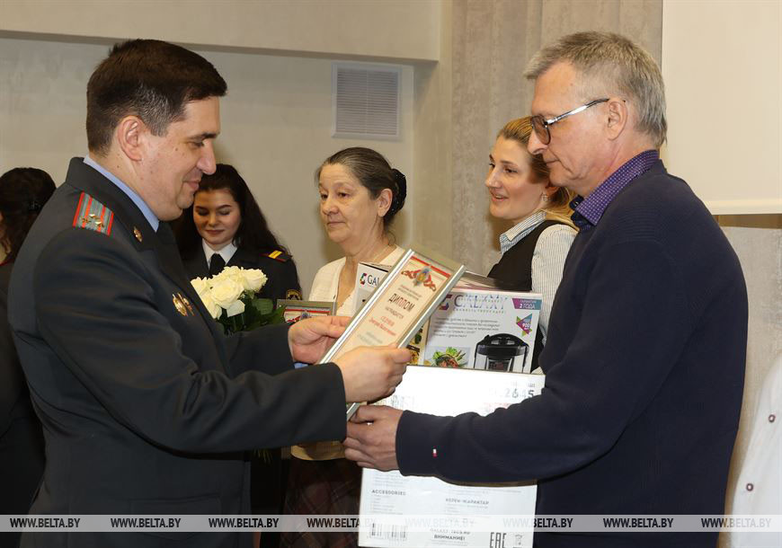 Андрей Любимов награждает Дмитрия Седунова Андрей Любимов награждает Дмитрия Седунова