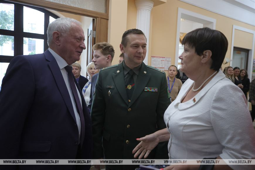 Человек года Гродно в номинации "Закон и порядок, местное управление и самоуправление, общественная безопасность" Константин Молостов (в центре) Человек года Гродно в номинации "Закон и порядок, местное управление и самоуправление, общественная безопасность" Константин Молостов (в центре)