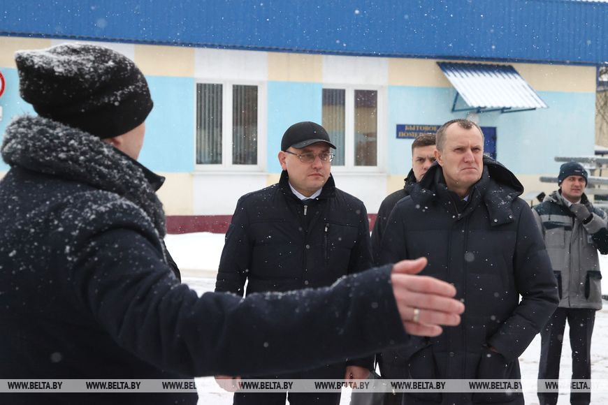 Виктор Каранкевич и Анатолий Исаченко во время ознакомления с работой Виктор Каранкевич и Анатолий Исаченко во время ознакомления с работой