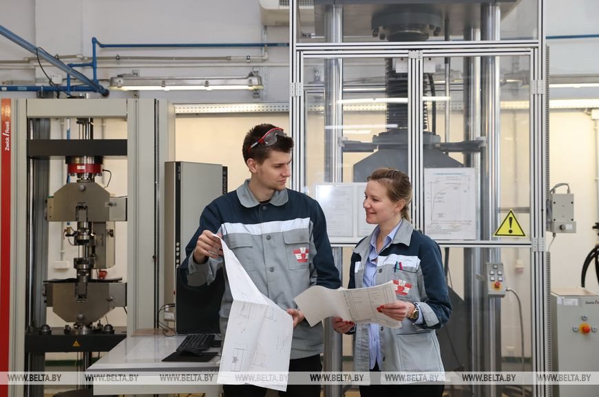 Инженер участка физико-химического исследования металлов Андрей Коротцов и инженер участка металлографии Юлия Белаш