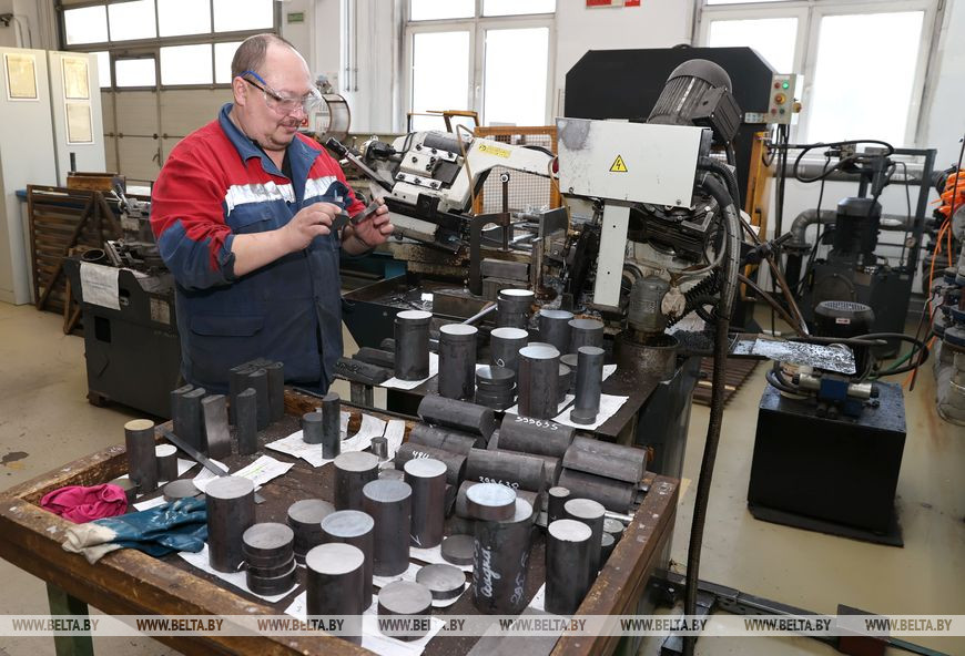 Станочник широкого профиля Андрей Мережников с образцами металла для проведения исследований