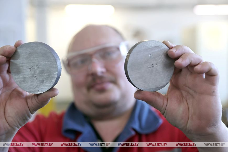 Станочник широкого профиля Андрей Мережников с образцами металла для проведения исследований