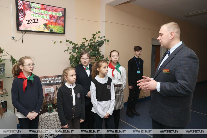 Заместитель директора по воспитательной работе Евгений Васильев во время проведения урока исторической памяти