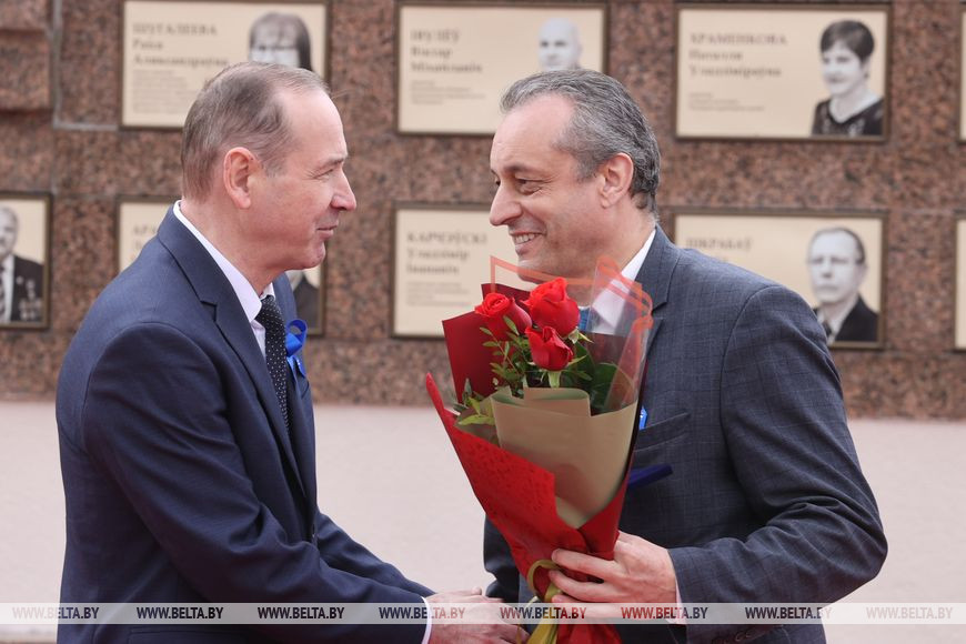 Председатель Могилевского областного объединения профсоюзов Дмитрий Янков награждает профсоюзным знаком почета председателя правления Могилевского облпотребсоюза Михаила Невмержицкого Председатель Могилевского областного объединения профсоюзов Дмитрий Янков награждает профсоюзным знаком почета председателя правления Могилевского облпотребсоюза Михаила Невмержицкого