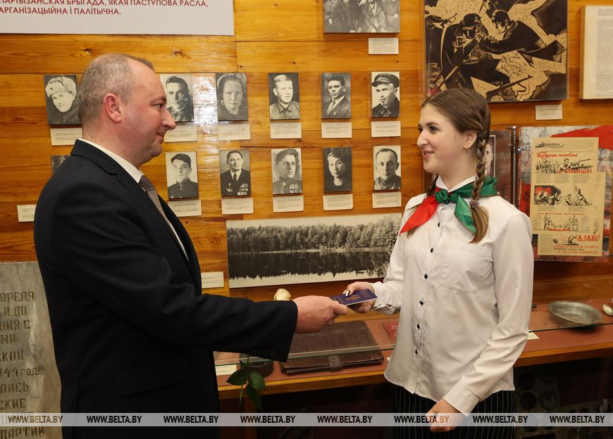 Первый заместитель главы администрации Октябрьского района Александр Тихонов вручает паспорт учащейся гимназии №1 Марие Фалькович Первый заместитель главы администрации Октябрьского района Александр Тихонов вручает паспорт учащейся гимназии №1 Марие Фалькович