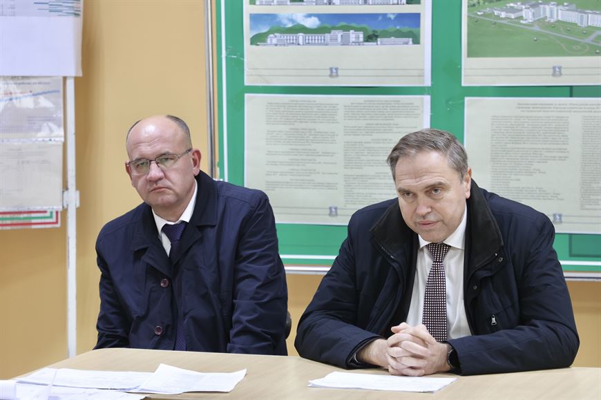 Владимир Караник (справа) Владимир Караник (справа)