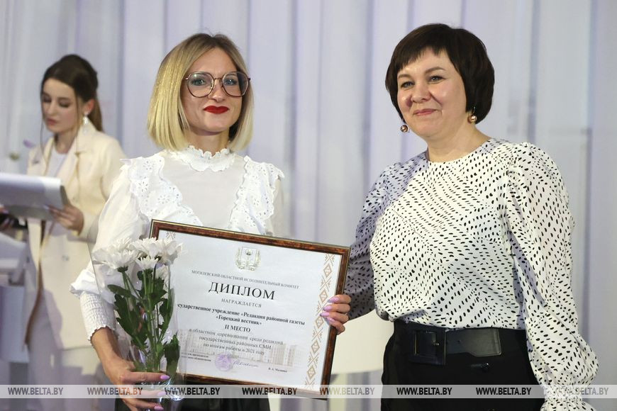 Начальник главного управления идеологической работы и по делам молодежи Могилевского облисполкома Екатерина Музыченко вручает диплом редакции газеты "Горецкий вестник", главный редактор Ольга Киммель Начальник главного управления идеологической работы и по делам молодежи Могилевского облисполкома Екатерина Музыченко вручает диплом редакции газеты "Горецкий вестник", главный редактор Ольга Киммель