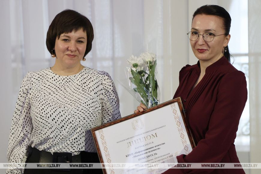 Начальник главного управления идеологической работы и по делам молодежи Могилевского облисполкома Екатерина Музыченко вручает диплом главному редактору областного медиахолдинга Ирине Петрусевич Начальник главного управления идеологической работы и по делам молодежи Могилевского облисполкома Екатерина Музыченко вручает диплом главному редактору областного медиахолдинга Ирине Петрусевич
