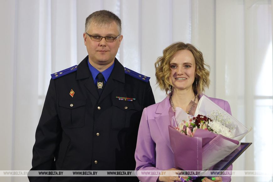 Заместитель начальника управления Следственного комитета по Могилевской области Василий Кривицкий поздравляет корреспондента БЕЛТА Анастасию Гузовскую Заместитель начальника управления Следственного комитета по Могилевской области Василий Кривицкий поздравляет корреспондента БЕЛТА Анастасию Гузовскую