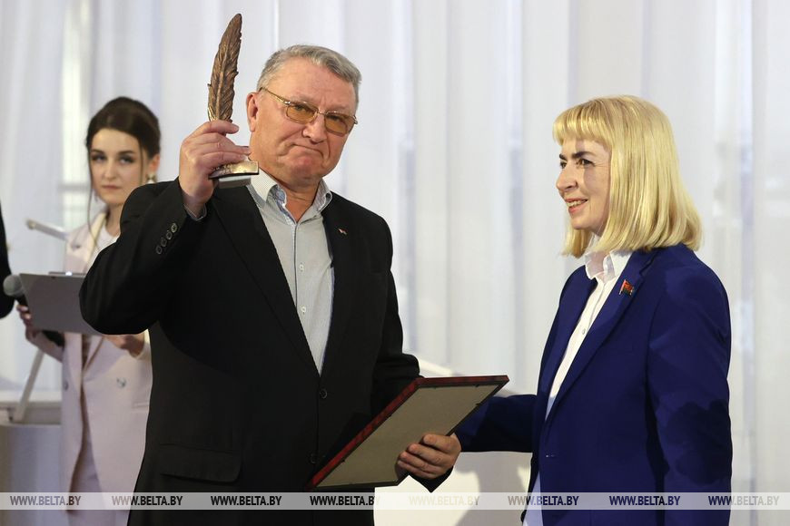 Депутат Палаты представителей, председатель Могилевской областной организации общественного объединения "Белорусский союз журналистов" Светлана Шутова награждает почетной грамотой с вручением памятной статуэтки - символа "За верность профессии" в сфере журналистики ветерана журналистики, ведущего корреспондента газеты "Бабруйскае жыццё" Александра Казака Депутат Палаты представителей, председатель Могилевской областной организации общественного объединения "Белорусский союз журналистов" Светлана Шутова награждает почетной грамотой с вручением памятной статуэтки - символа "За верность профессии" в сфере журналистики ветерана журналистики, ведущего корреспондента газеты "Бабруйскае жыццё" Александра Казака