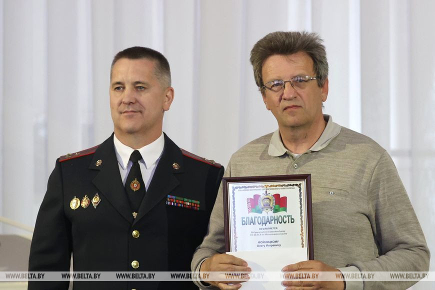 Первый заместитель начальника управления внутренних дел Могилевского облисполкома Александр Германович вручает благодарность фотокорреспонденту БЕЛТА Олегу Фойницкому Первый заместитель начальника управления внутренних дел Могилевского облисполкома Александр Германович вручает благодарность фотокорреспонденту БЕЛТА Олегу Фойницкому