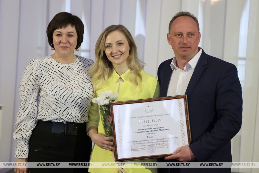 Начальник главного управления идеологической работы и по делам молодежи Могилевского облисполкома Екатерина Музыченко вручает диплом редакции газеты "Вестник Могилева" Начальник главного управления идеологической работы и по делам молодежи Могилевского облисполкома Екатерина Музыченко вручает диплом редакции газеты "Вестник Могилева"