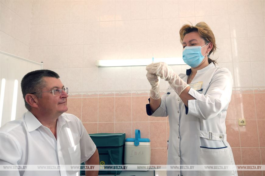 Управляющий делами Гродненского облисполкома Иван Курман и медсестра Ирина Шишко