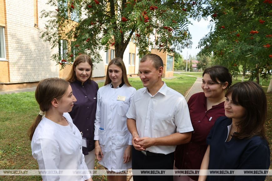 Главврач Алексей Короткий (в центре) беседует с молодыми специалистами