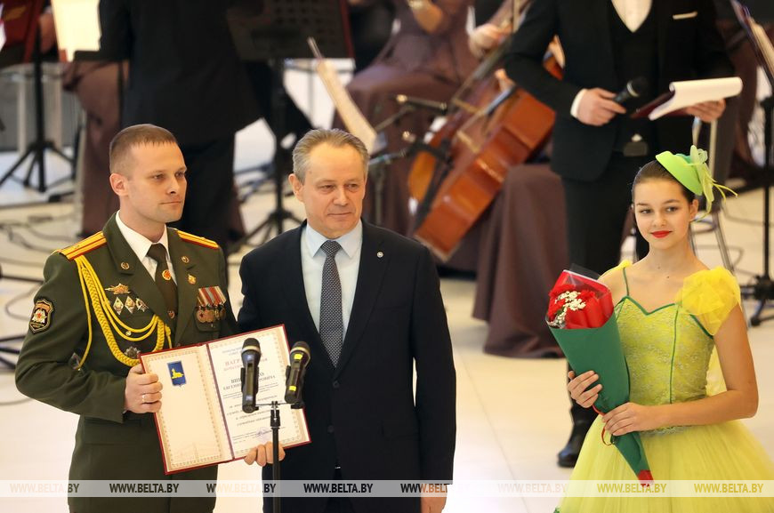 Председатель Гомельского горисполкома Петр Кириченко во время вручения наград