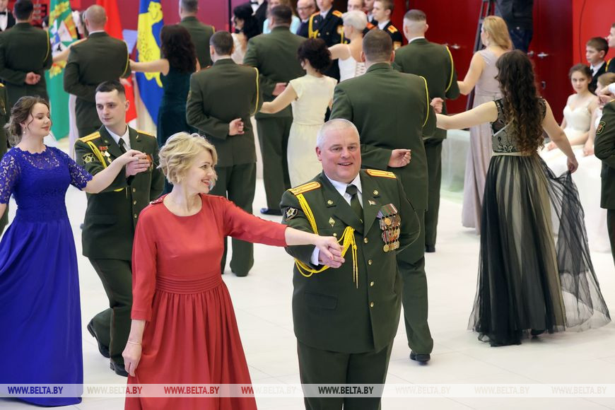 Военный комиссар Гомельской области полковник Андрей Кривоносов во время офицерского вальса