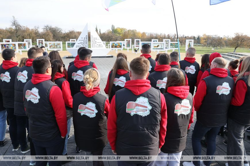 Участники автопоезда "#Беларусь. Молодежь. Традиции" посетили мемориал в Красном Береге