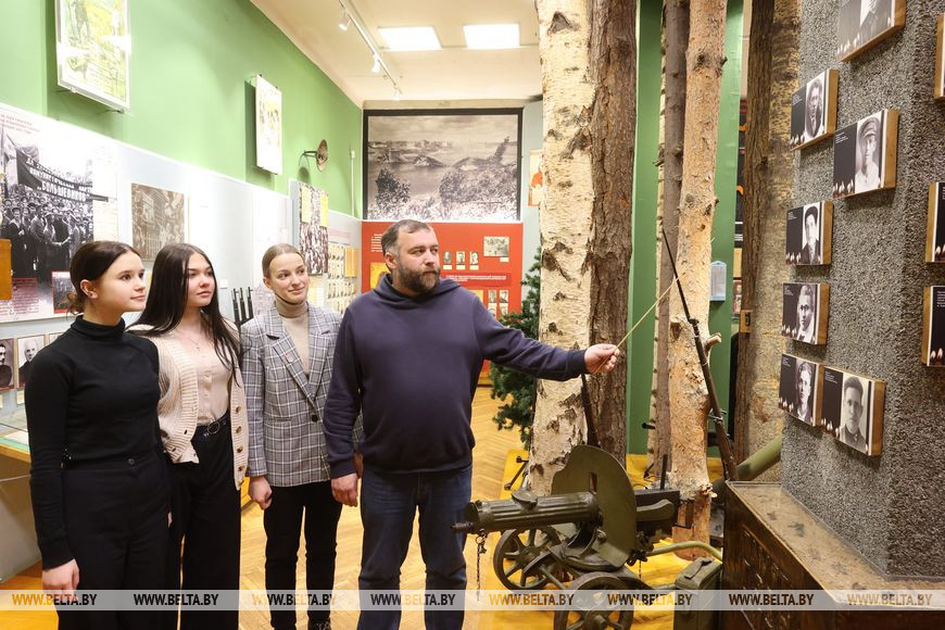 Денис Яковлев проводит экскурсию Денис Яковлев проводит экскурсию