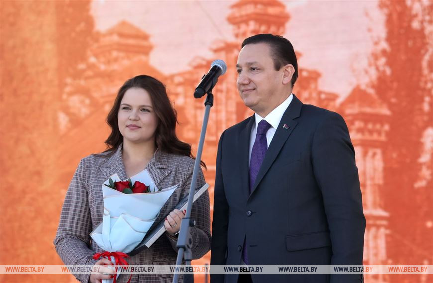 Владимир Перцов награждает Елену Витко Владимир Перцов награждает Елену Витко