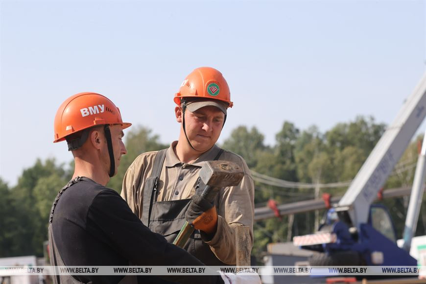 Вышкомонтажники Артур Навоев и Вячеслав Новиков Вышкомонтажники Артур Навоев и Вячеслав Новиков