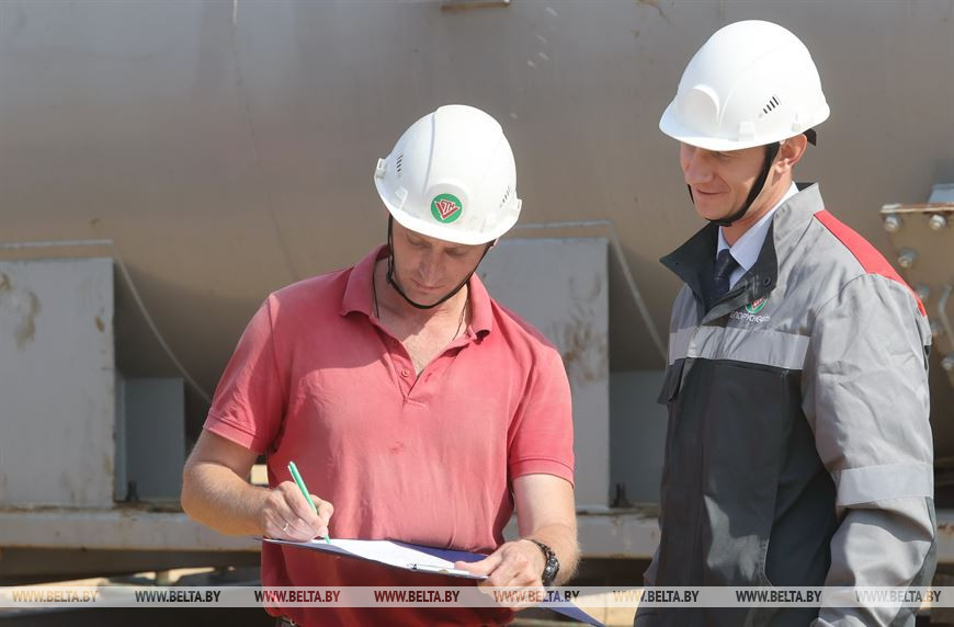 Мастер Александр Хомутов и главный инженер Вышкомонтажного управления Николай Смоликов Мастер Александр Хомутов и главный инженер Вышкомонтажного управления Николай Смоликов