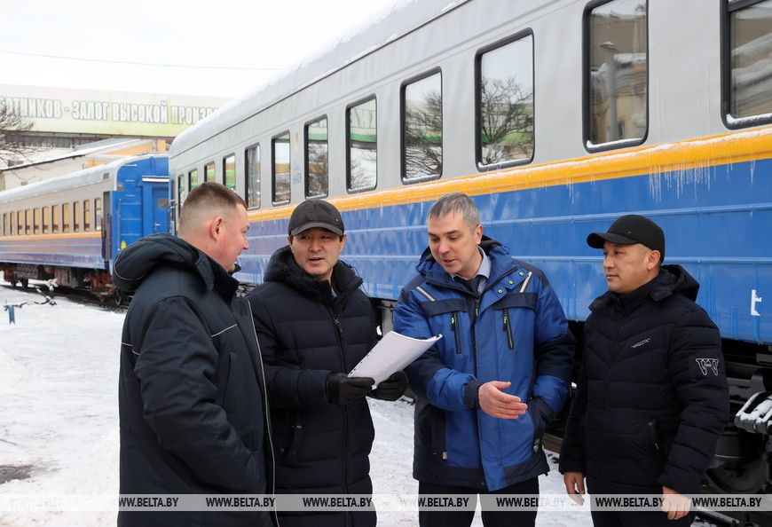 Во время приемки готовых вагонов (слева направо): начальник бюро отдела маркетинга Дмитрий Асташкин, представители Казахстанских железных дорог Сулеймен Махамбетов и Дидар Кубашев, начальник отдела маркетинга Юрий Макаров Во время приемки готовых вагонов (слева направо): начальник бюро отдела маркетинга Дмитрий Асташкин, представители Казахстанских железных дорог Сулеймен Махамбетов и Дидар Кубашев, начальник отдела маркетинга Юрий Макаров