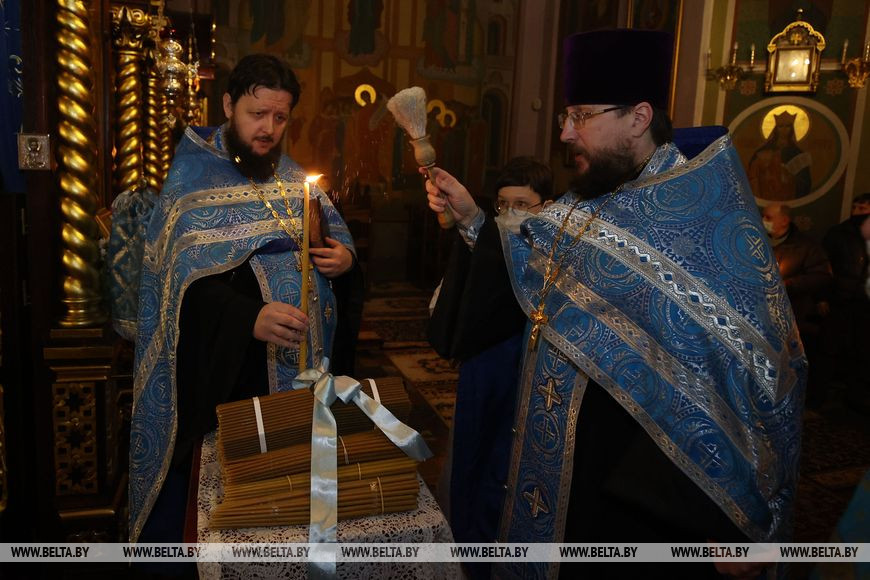 Иерей Вячеслав Шеститко освящает Сретенские свечи Иерей Вячеслав Шеститко освящает Сретенские свечи