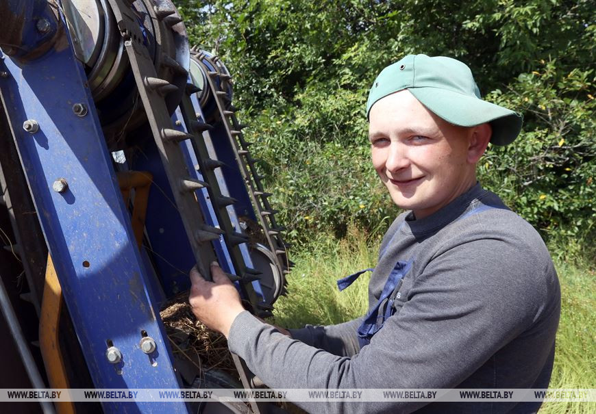 Механизатор на тереблении льна Виталий Селицкий