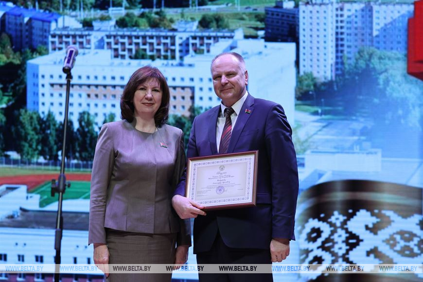 Председатель Совета Республики Наталья Кочанова вручила благодарность директору ОАО "Галантэя" Александру Набздорову Председатель Совета Республики Наталья Кочанова вручила благодарность директору ОАО "Галантэя" Александру Набздорову