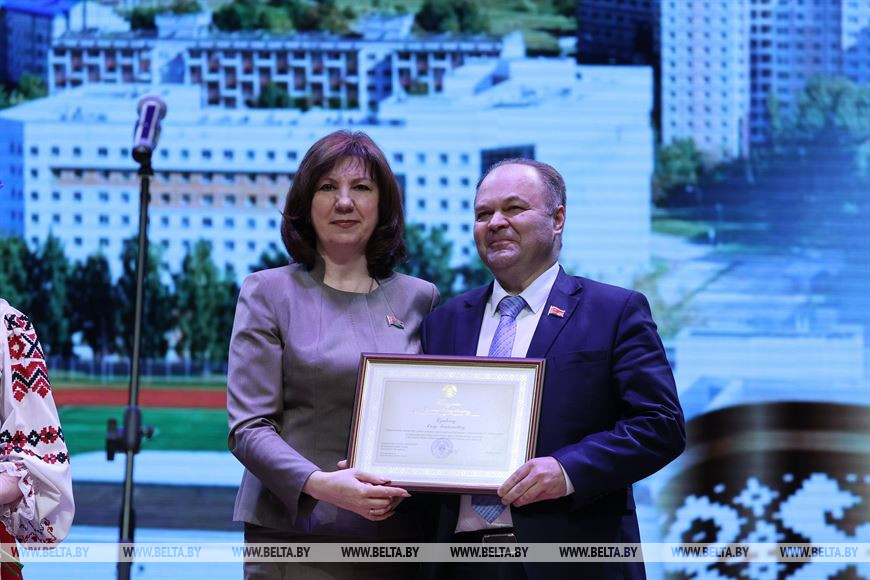 Председатель Совета Республики Наталья Кочанова вручила благодарность генеральному директору "Минсктранса" Олегу Дюбенко Председатель Совета Республики Наталья Кочанова вручила благодарность генеральному директору "Минсктранса" Олегу Дюбенко