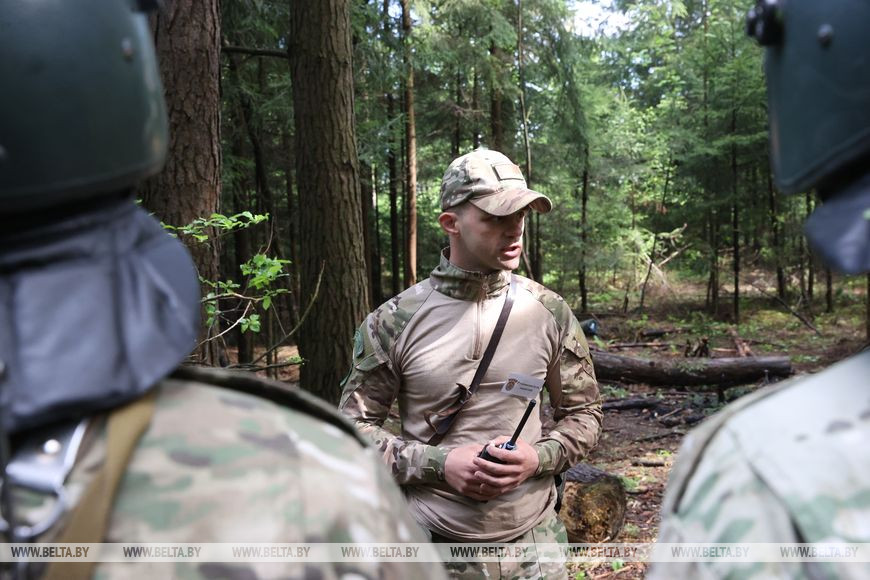 Заместитель командира роты по идеологической работе страший лейтенант Артем Тимошенко Заместитель командира роты по идеологической работе страший лейтенант Артем Тимошенко