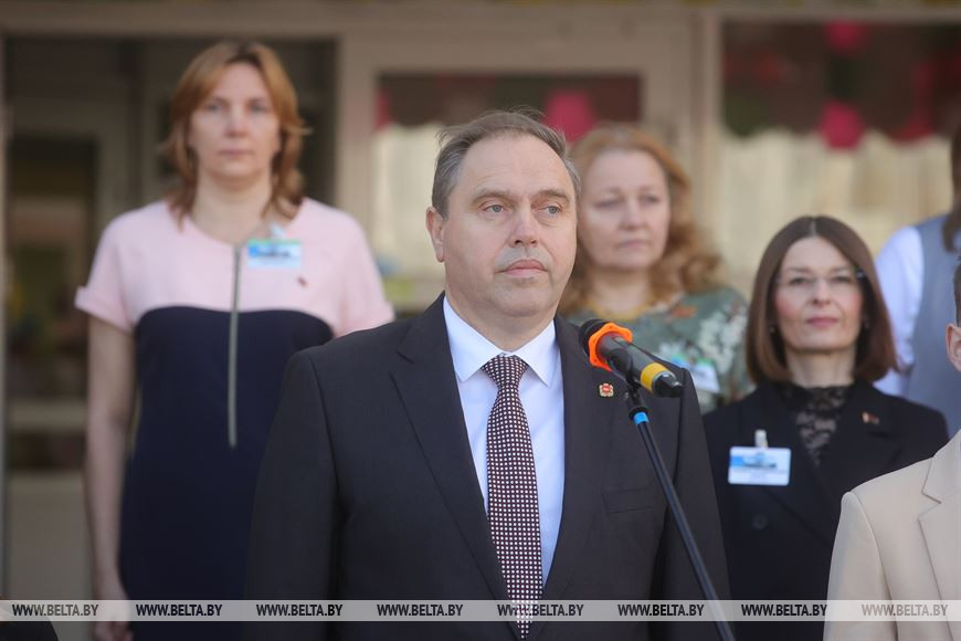 Председатель Гродненской облисполкома Владимир Караник поздравил детей с началом нового учебного года Председатель Гродненской облисполкома Владимир Караник поздравил детей с началом нового учебного года