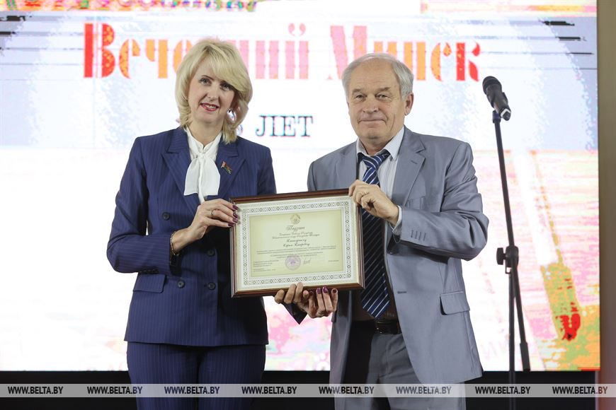 Председатель Постоянной комиссии Совета Республики по экономике, бюджету и финансам Татьяна Рунец вручает благодарность Сергею Петковскому Председатель Постоянной комиссии Совета Республики по экономике, бюджету и финансам Татьяна Рунец вручает благодарность Сергею Петковскому