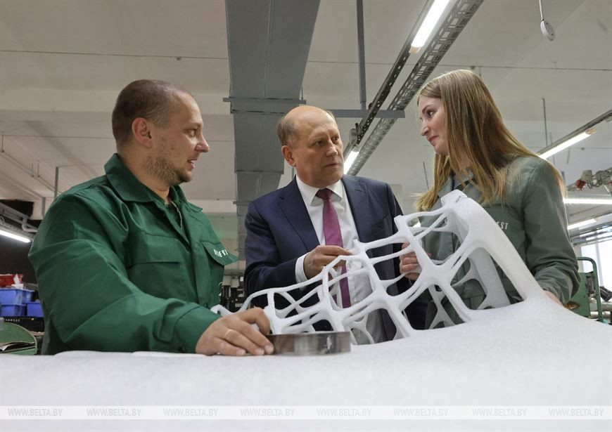 Вырубщик Александр Салтанович, генеральный директор предприятия Юрий Суманеев и мастер Ольга Лазовская