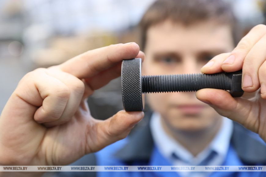 Мастер участка Николай Кольчук во время проверки метизов контрольно колибровочным механизмом Мастер участка Николай Кольчук во время проверки метизов контрольно колибровочным механизмом