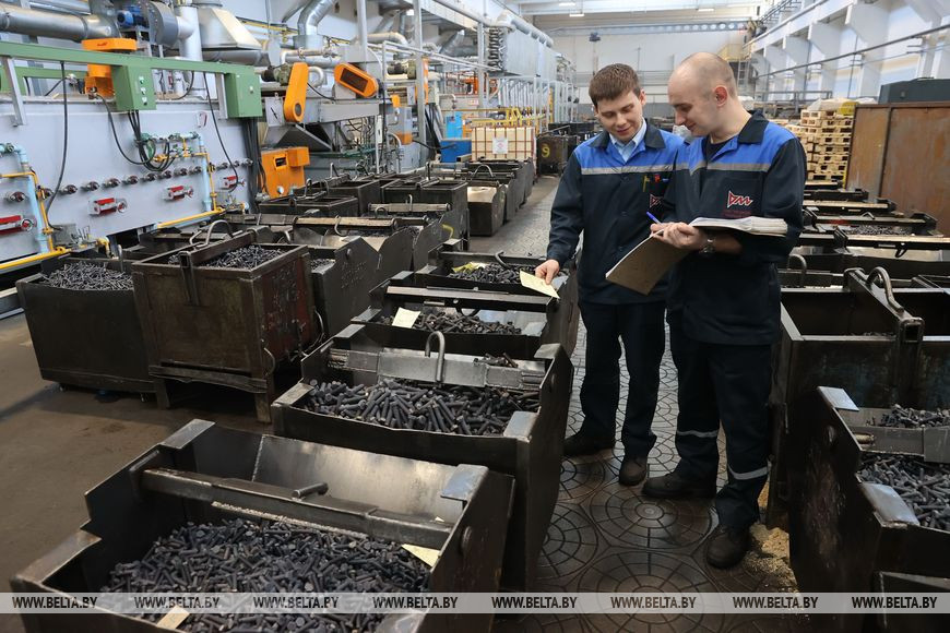 Мастер участка Николай Кольчук и технолог Александр Беляев Мастер участка Николай Кольчук и технолог Александр Беляев