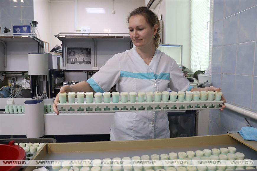 Анализ молока проводит лаборант Ирина Шулянская Анализ молока проводит лаборант Ирина Шулянская