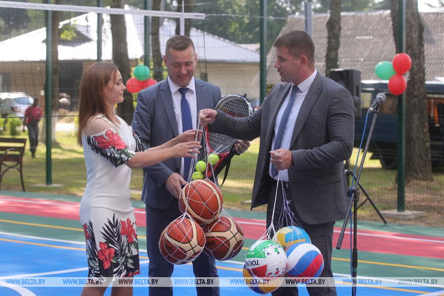 Председатель Вороновского райисполкома Дмитрий Захарчук (справа) вручил спортинвентарь руководителю Вороновского районного физкультурно-спортивного клуба Алиции Китович