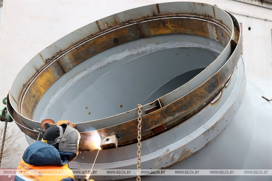 Завершается монтаж рукавного фильтра Завершается монтаж рукавного фильтра