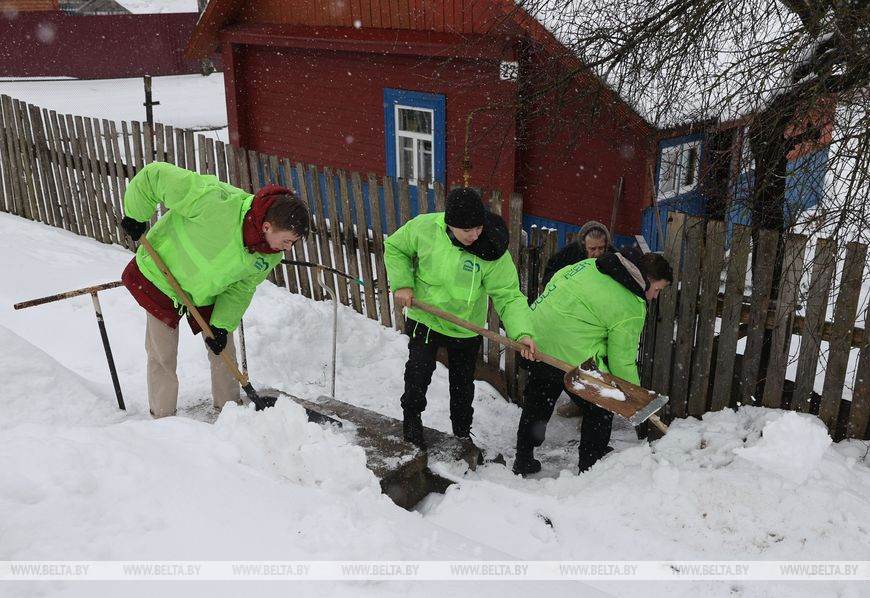 Волонтеры БРСМ оказывают помощь в уборке снега одиноко проживающей Лидии Григорчук Волонтеры БРСМ оказывают помощь в уборке снега одиноко проживающей Лидии Григорчук