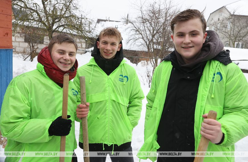 Волонтеры БРСМ Владимир Темный,Кирилл Плесов и Вадим Дулуб Волонтеры БРСМ Владимир Темный,Кирилл Плесов и Вадим Дулуб