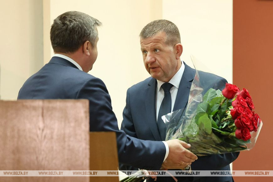 Председатель Брестского облисполкома Юрий Шулейко поздравляет председателя Кобринского райисполкома Александра Пачко Председатель Брестского облисполкома Юрий Шулейко поздравляет председателя Кобринского райисполкома Александра Пачко