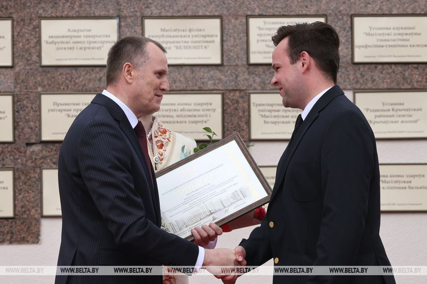 Председатель Могилевского областного комитета Анатолий Исаченко вручает свидетельство о присуждении специальных премий Могилевского облисполкома в социальной сфере Кирилу Никитину