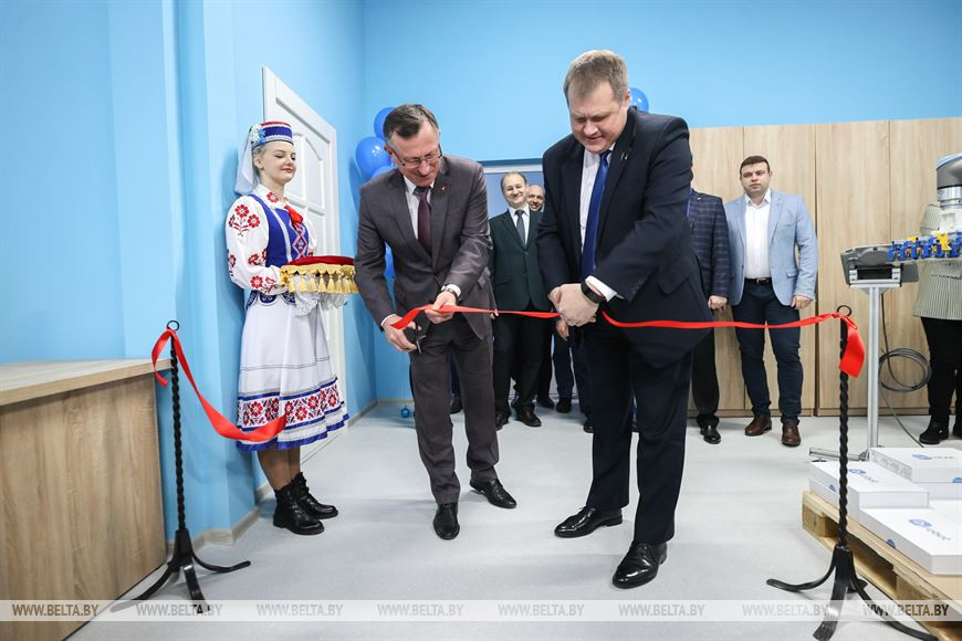 Ленточку перерезают Заместитель председателя Брестского облисполкома Дмитрий Городецкий и Ректор БрГТУ Александр Баханович Ленточку перерезают Заместитель председателя Брестского облисполкома Дмитрий Городецкий и Ректор БрГТУ Александр Баханович